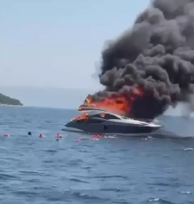 A life-and-death situation off the coast of Kınalıada! The yacht carrying 12 people burned like this