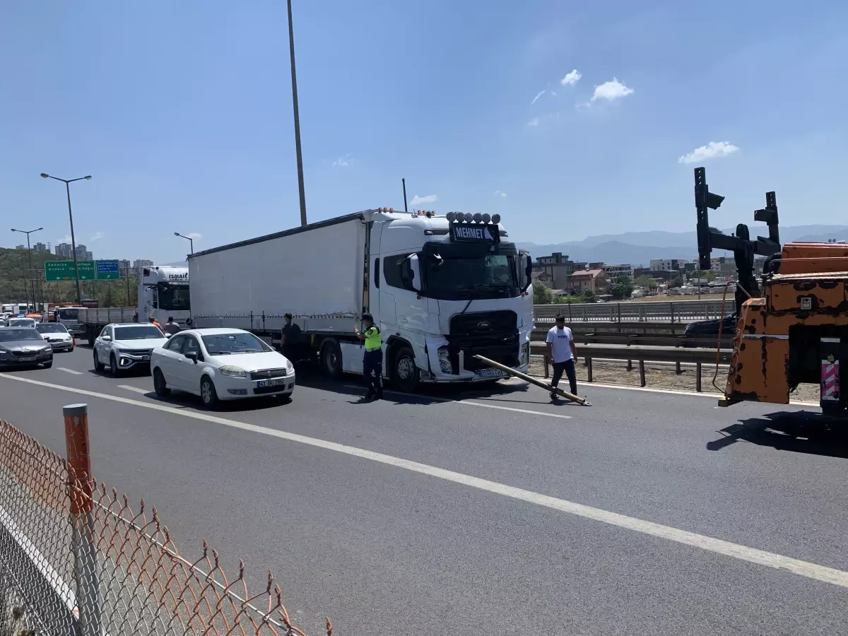 TEM Otoyolu'nda Zincirleme Kaza: 4 Yaralı