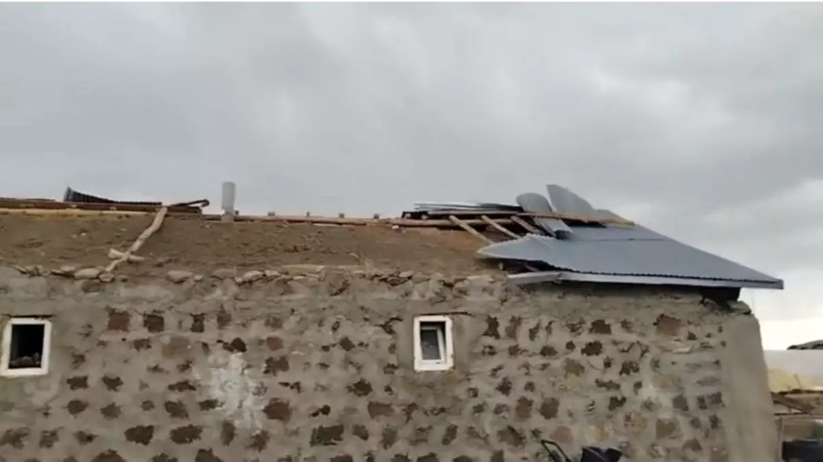 Muş'ta Fırtına Ev ve Ahırların Çatısını Uçurdu