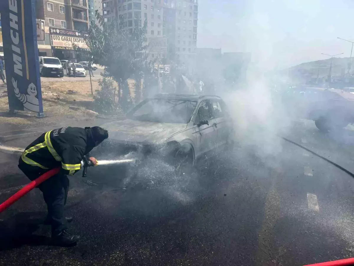 Mardin'de Seyir Halindeki Otomobil Yandı