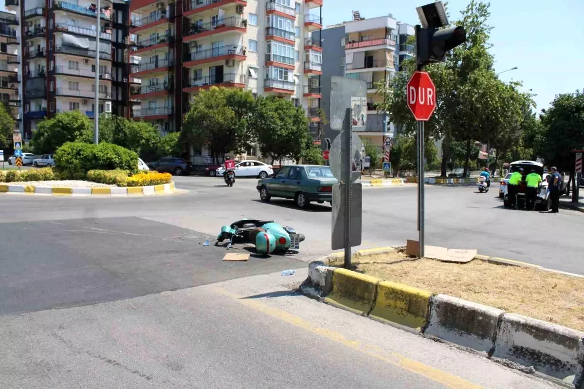 Aydın'da Kavşakta Motosiklet ile Otomobil Çarpıştı: 2 Yaralı
