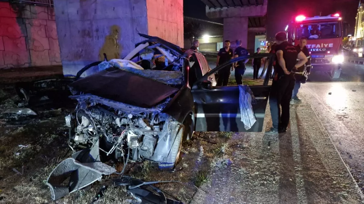 İzmit'te Otoyol Bağlantı Köprüsüne Çarpan Araçta Kaza: 1 Ölü, 1 Yaralı
