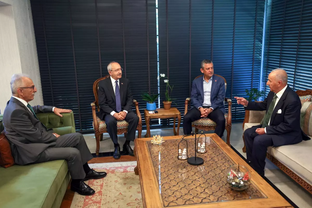 Özgür Özel, Kılıçdaroğlu'na Taziye Ziyaretinde Bulundu