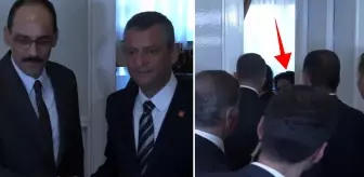 Özgür Özel - İbrahim Kalın görüşmesine damga vuran isim! Kapının arkasına geçip...