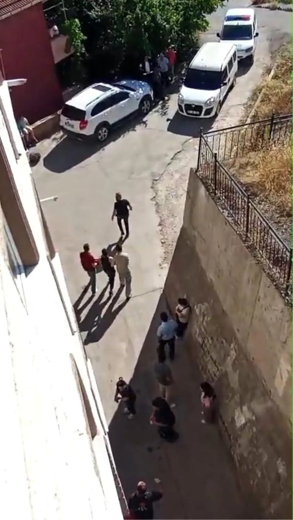 Polisten Kaçarken Bacaya Sıkışan Şahıs Kurtarıldı
