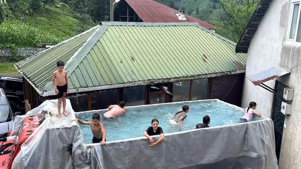 Rize'de Çocuklar İçin Kamyon Kasasında Su Eğlencesi