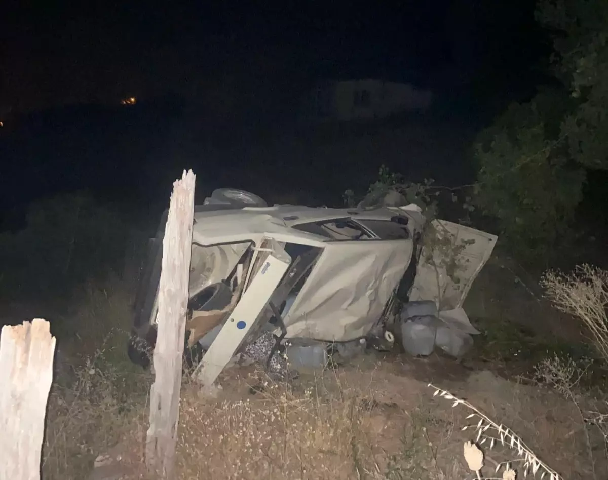 Muğla'da Şarampole Yuvarlanan Araçta 3 Yaralı