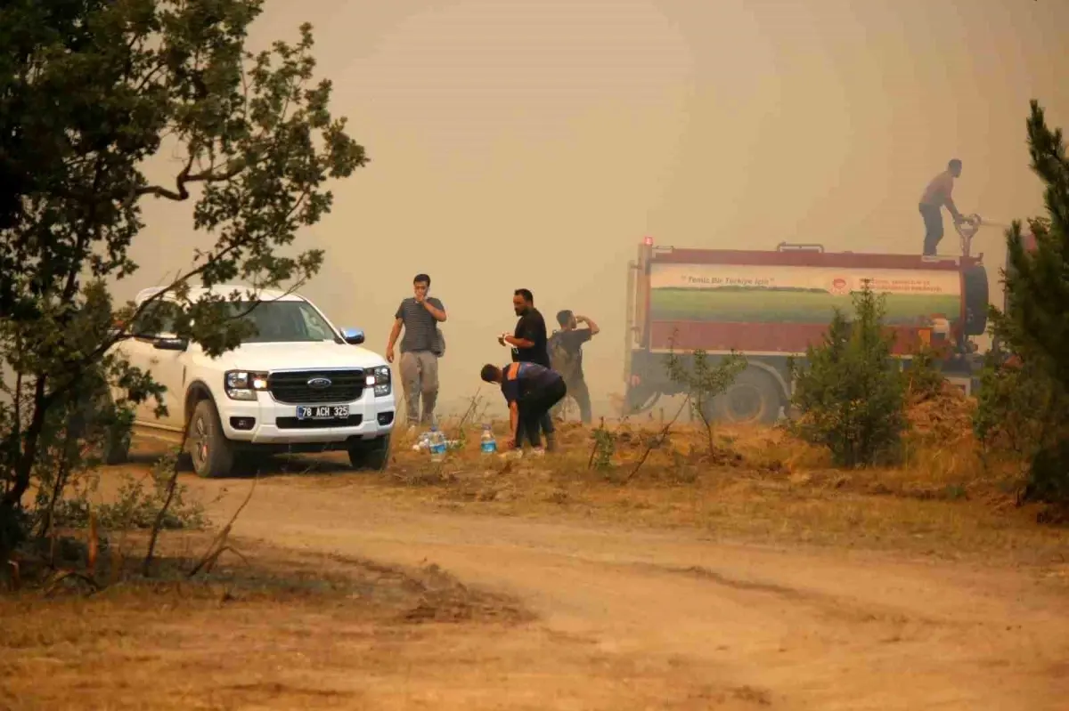 Karabük'te Orman Yangını Yerleşim Yerine Yaklaşıyor
