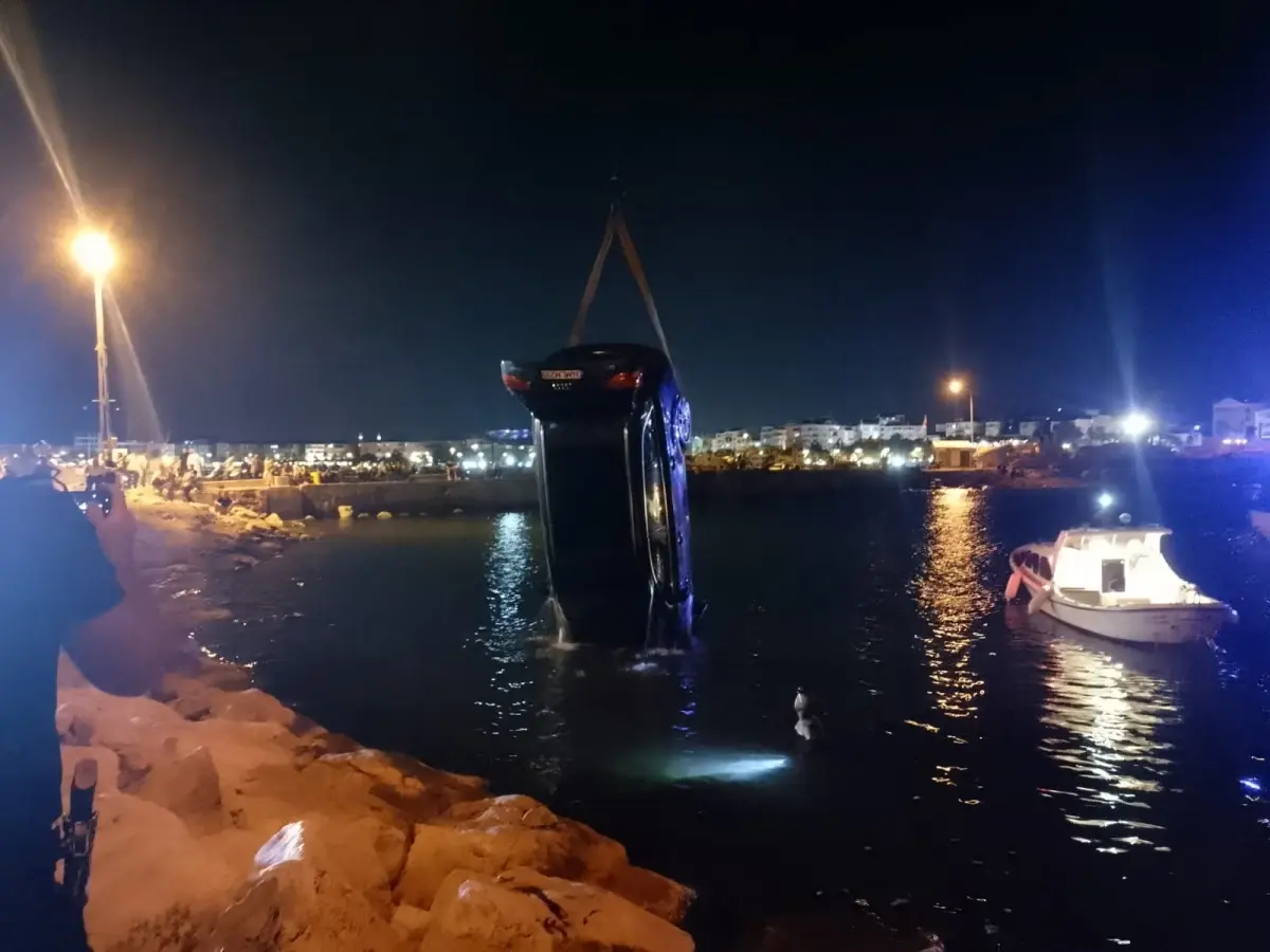 Silivri'de Park Halindeki Otomobil Denize Düştü