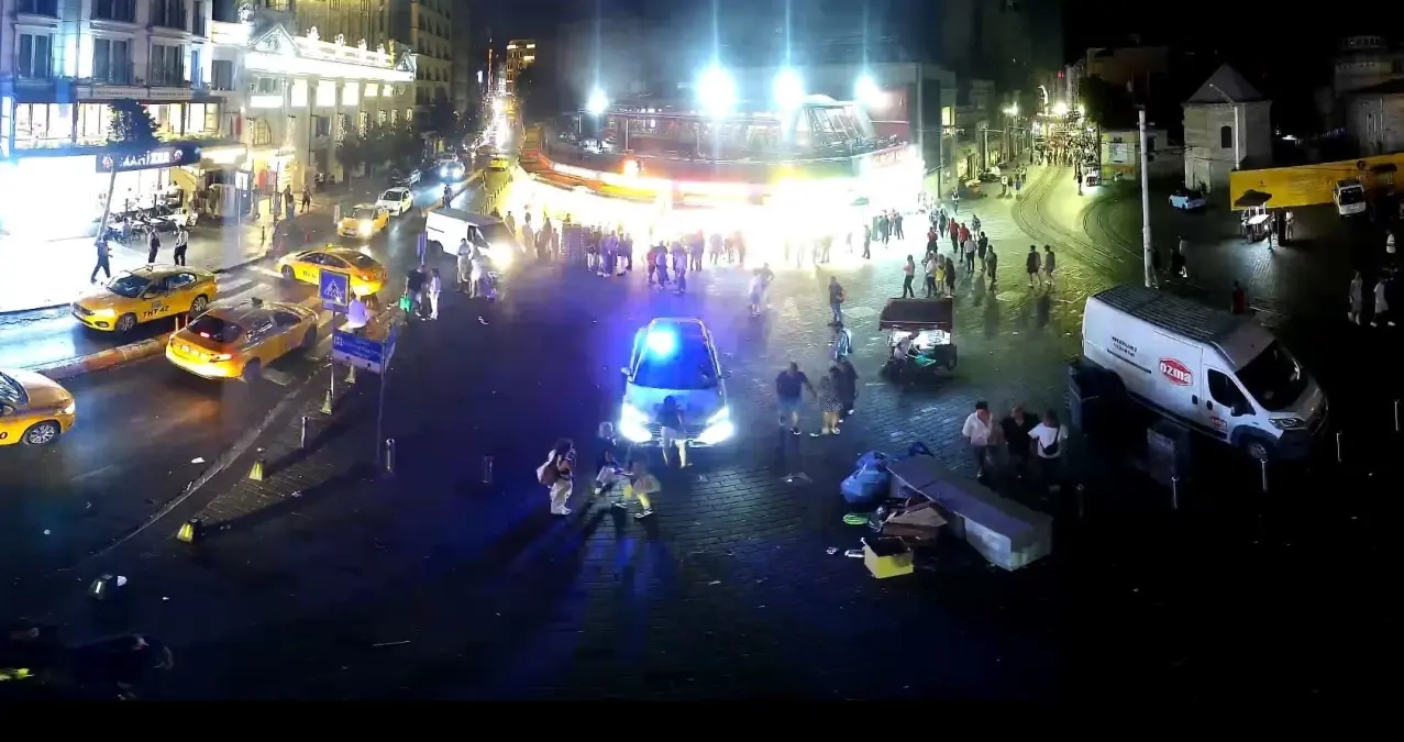 Taksim'de Polisle Tartışan İki Kadın Gözaltına Alındı