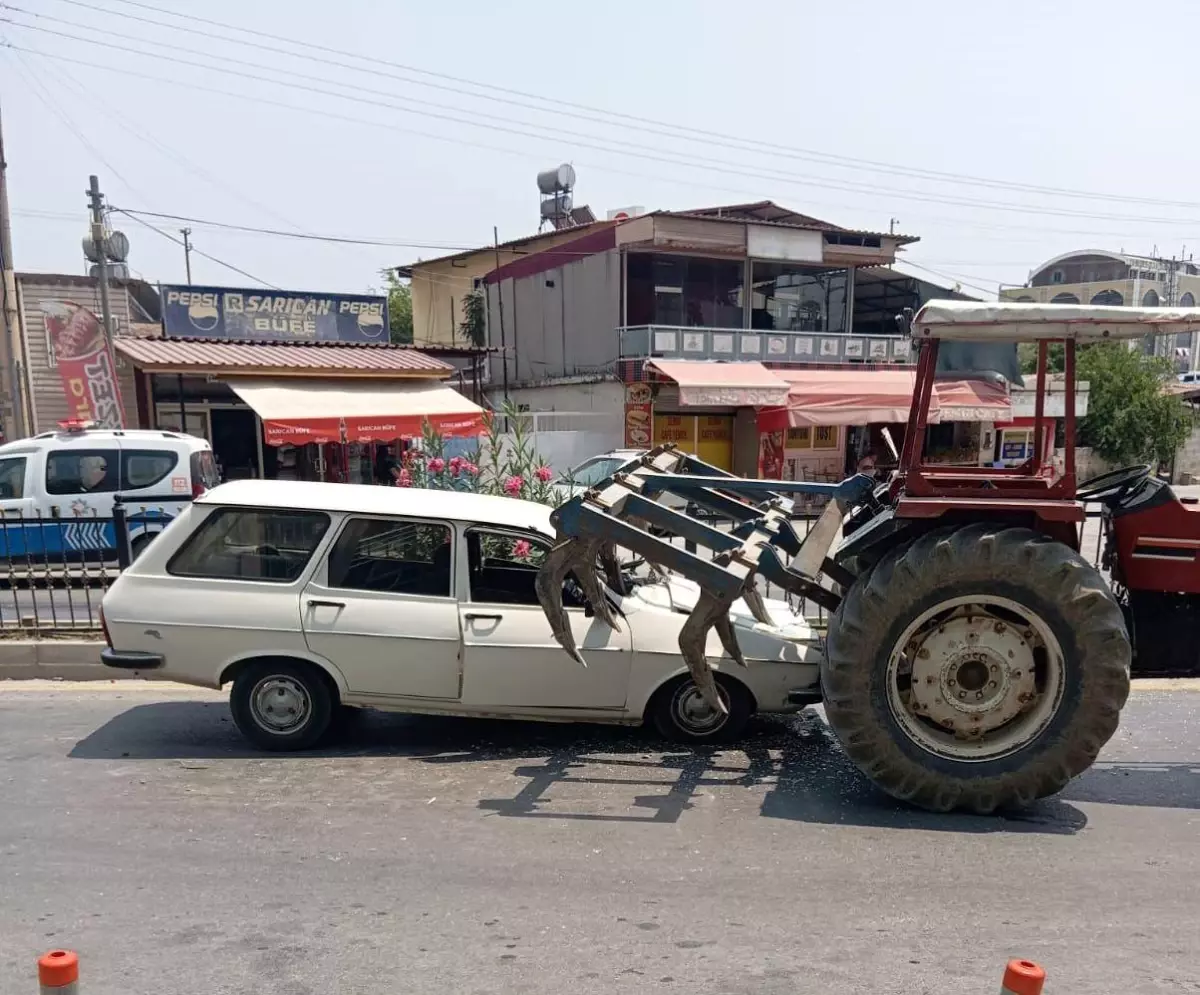 Mersin'de Otomobil Traktöre Çarptı: 2 Yaralı