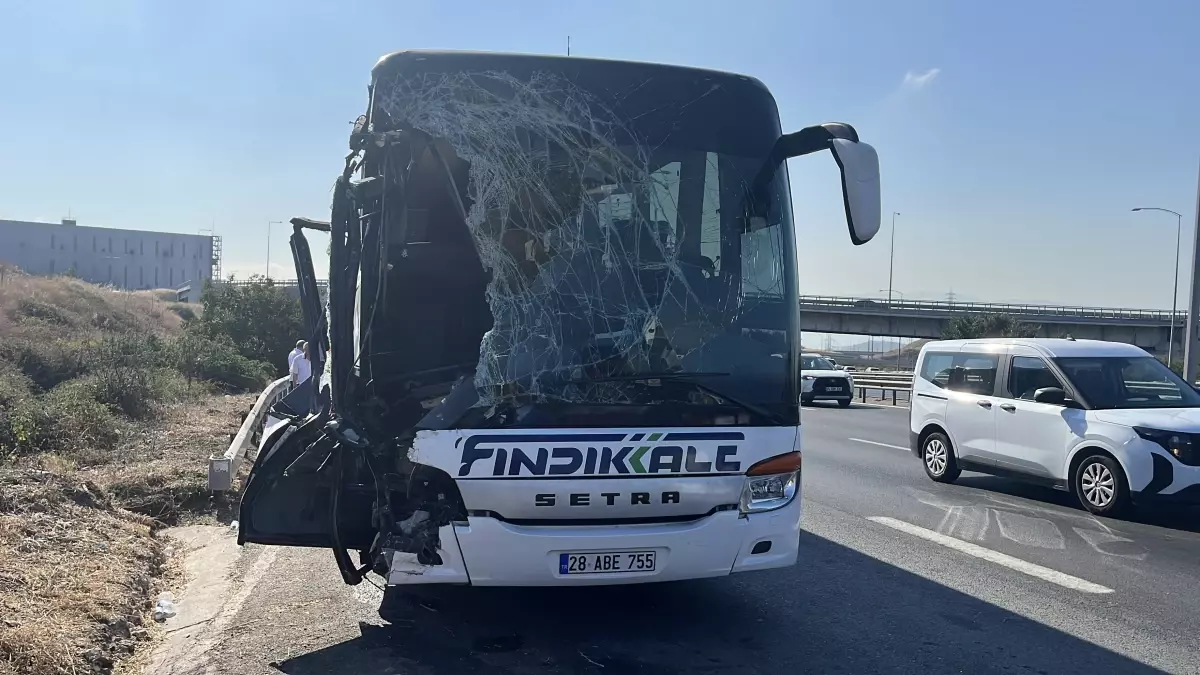 TEM Otoyolu'nda Yolcu Otobüsü Kamyona Çarptı: 8 Yaralı