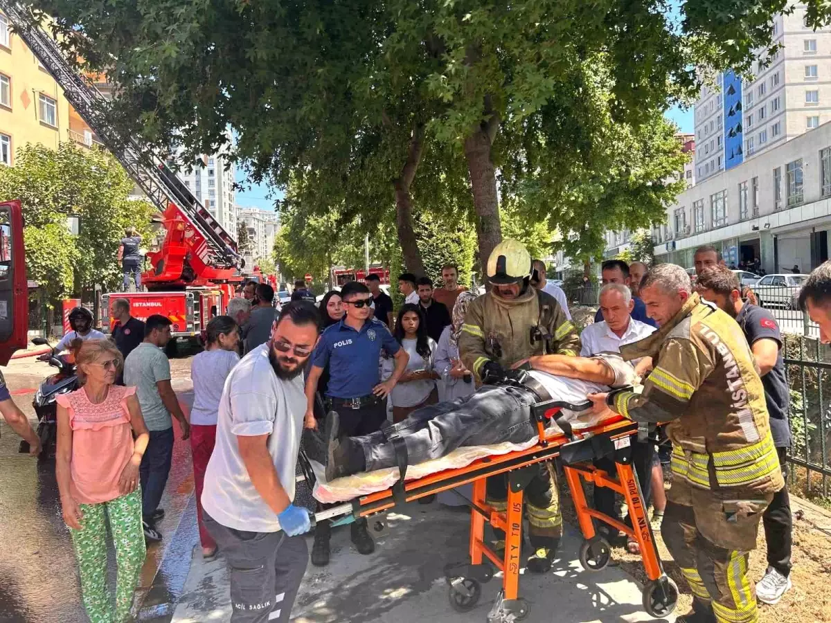 Ümraniye'de Çatı Yangını Paniğe Neden Oldu