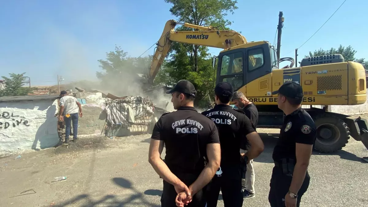 Çorlu'da Uyuşturucu Satışına Karşı Metruk Binalar Yıkıldı