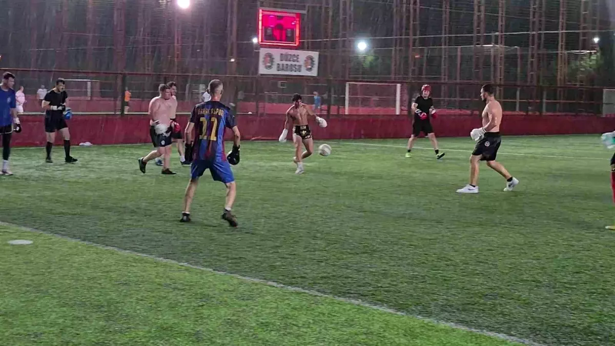 Düzce'de Boks Eldivenleriyle Halı Saha Maçı