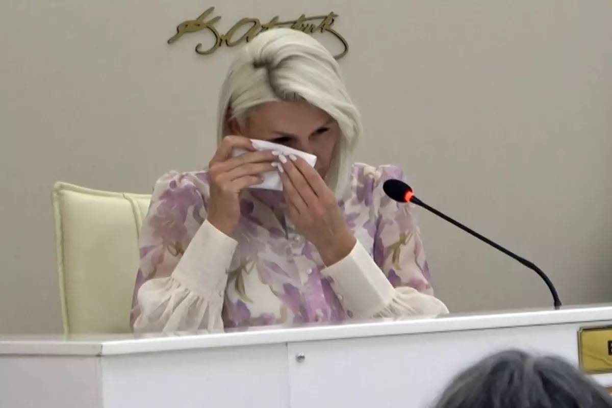 AK Parti ve MHP'nin desteğini alan Bilecik Belediye Başkanı gözyaşlarını tutamadı