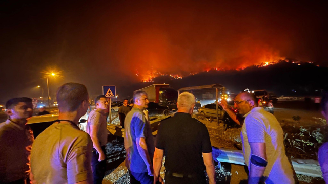 The flames cannot be stopped! The Karabük-Ankara highway has been closed to traffic