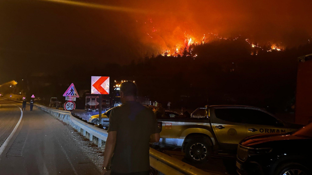 The flames cannot be stopped! The Karabük-Ankara highway has been closed to traffic