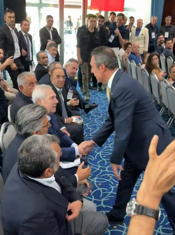 Ali Koç shook hands with Aziz Yıldırım, Mahmut Uslu's gaze became a sensation