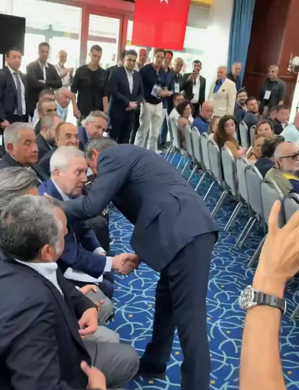 Ali Koç shook hands with Aziz Yıldırım, Mahmut Uslu's gaze became a sensation