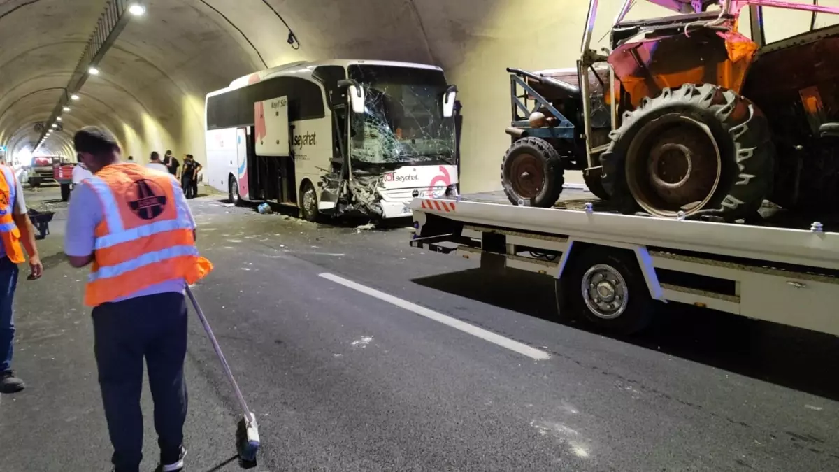 Amasya'da Otobüs ile Traktör Çarpıştı