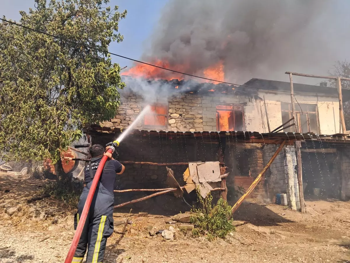 Antalya'da Orman Yangını, Ev ve Depoyu Tehdit Etti