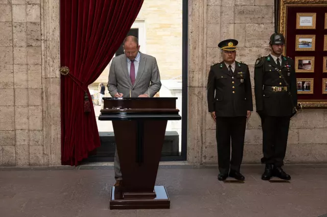 The minister who knelt before Atatürk's tomb spoke