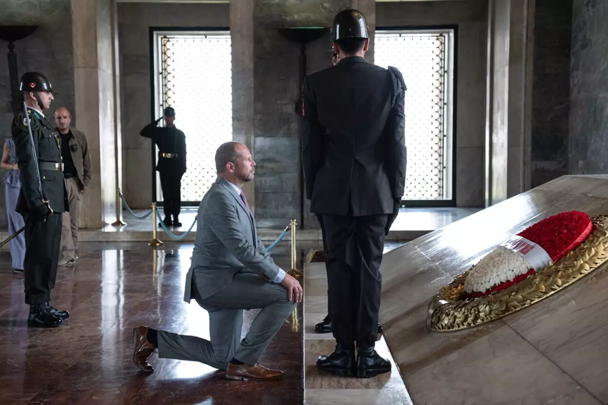 Atatürk'ün mozolesinin önünde diz çöken bakan konuştu