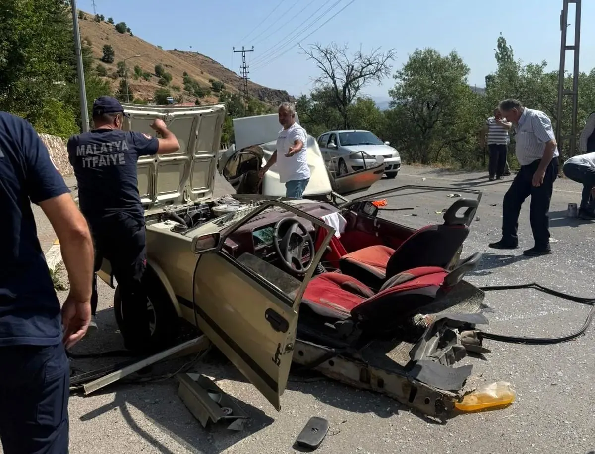 Malatya'da Fiat Tofaş otomobil aydınlatma direğine çarptı, sürücü yaralandı