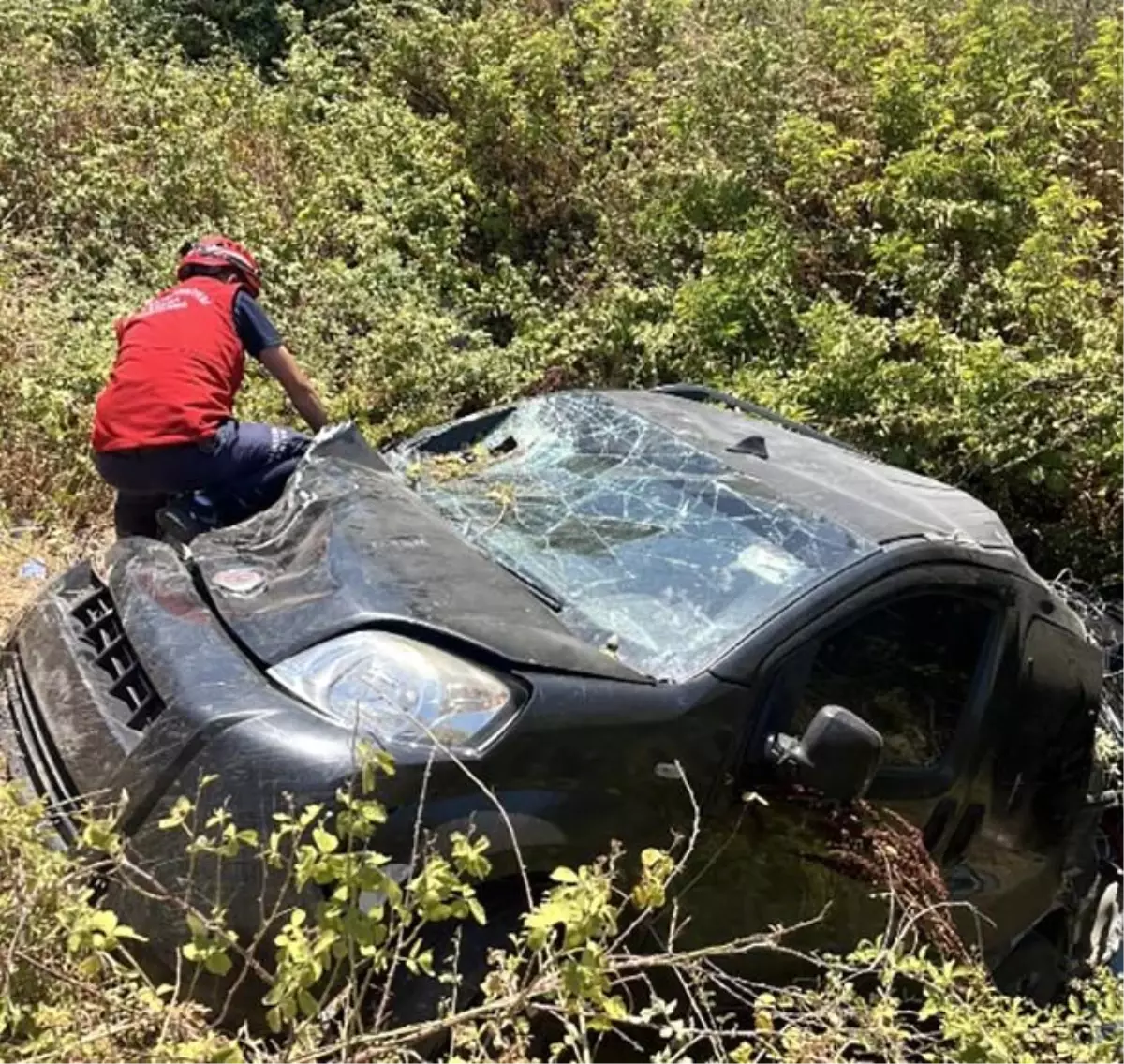 Balıkesir'de Otomobil ve Motosiklet Çarpıştı: 1 Ölü, 2 Yaralı