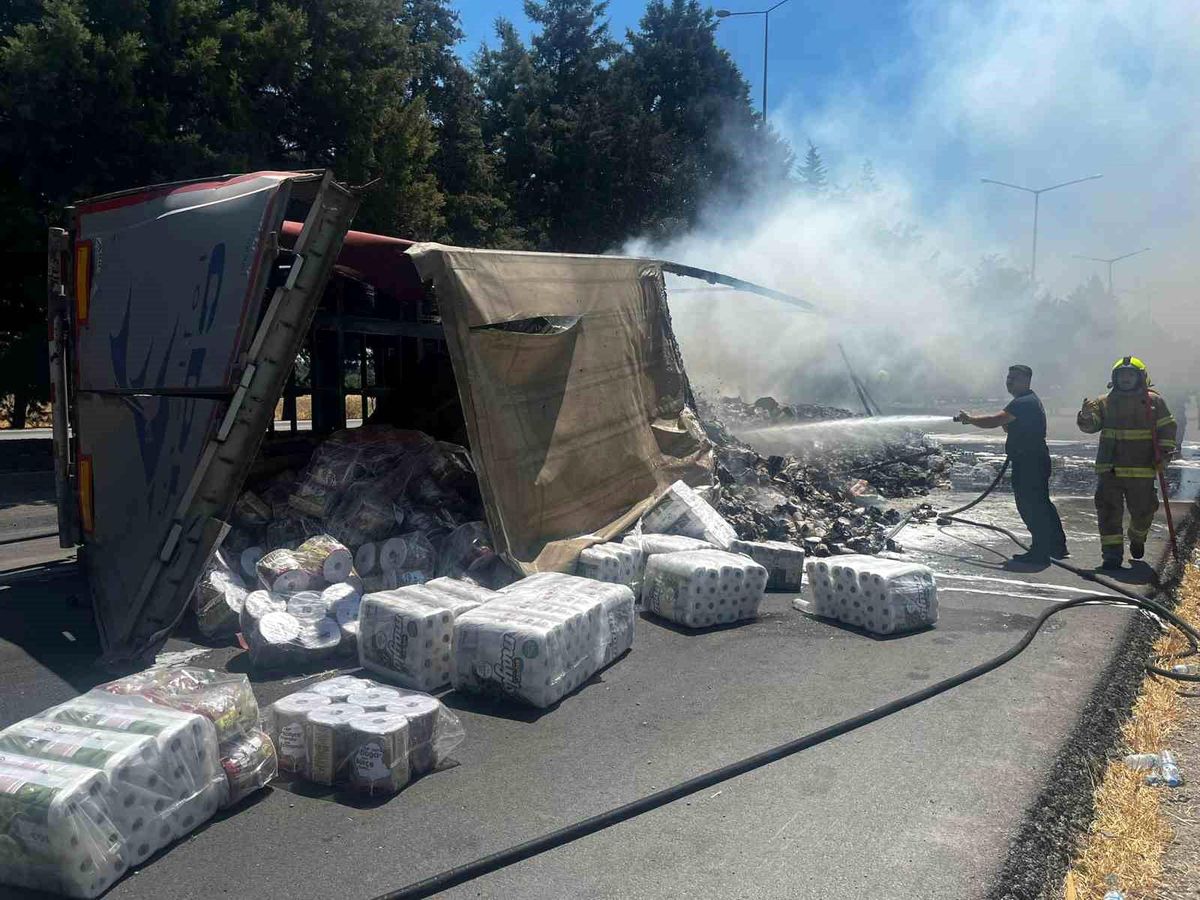 Balıkesir'de Market Yüklü Tırda Yangın Çıktı