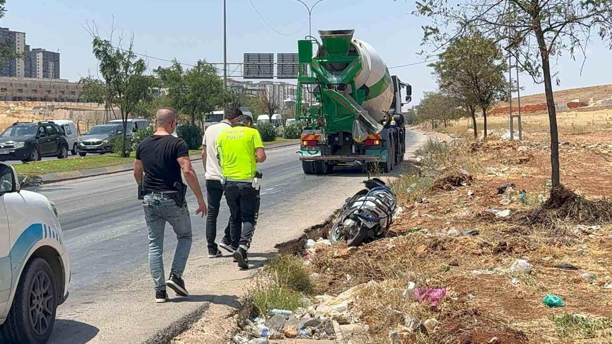 Beton mikserinin altında kalan motosikletteki kadın öldü, oğlu yaralandı