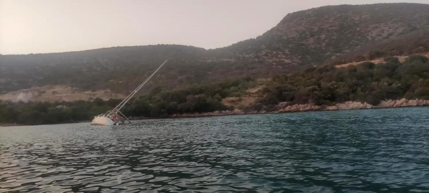 Bodrum'da Yelkenli Tekne Karaya Oturdu