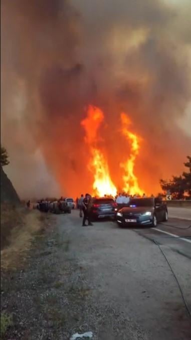 Flames are spreading rapidly in Bursa! Official vehicles narrowly escaped burning