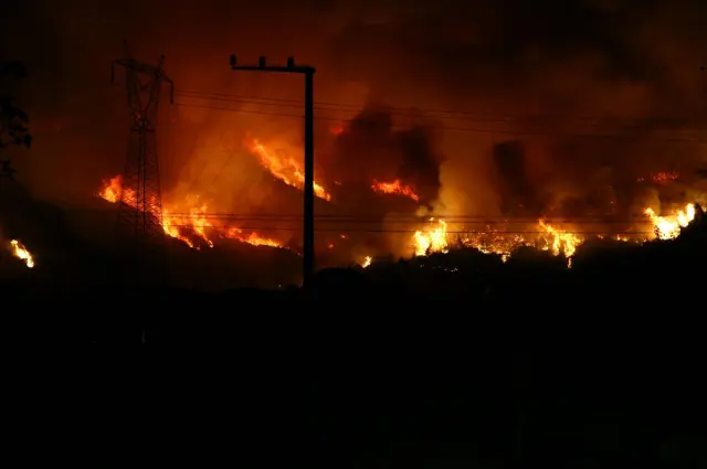 The flames are advancing rapidly in Bursa! Official vehicles narrowly escaped burning