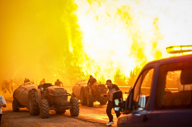 Flames are spreading rapidly in Bursa! Official vehicles narrowly escaped burning