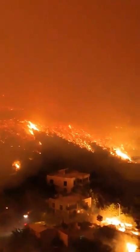 Bursa'da alevler hızla ilerliyor! Makam araçları yanmaktan son anda kurtuldu Bursa'da alevler hızla ilerliyor! Makam araçları yanmaktan son anda kurtuldu