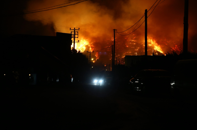 The flames are advancing rapidly in Bursa! Official vehicles narrowly escaped burning