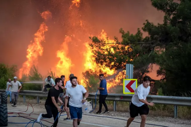 Flames are spreading rapidly in Bursa! Official vehicles narrowly escaped burning