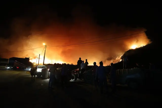 The flames are advancing rapidly in Bursa! Official vehicles narrowly escaped burning