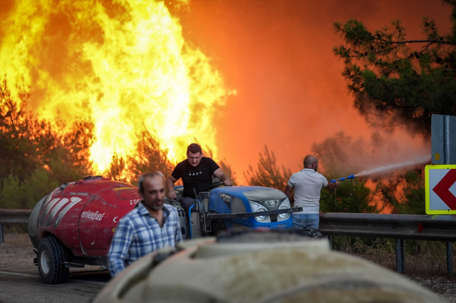 Flames are spreading rapidly in Bursa! Official vehicles narrowly escaped burning