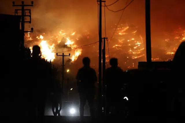 The flames are advancing rapidly in Bursa! Official vehicles narrowly escaped burning