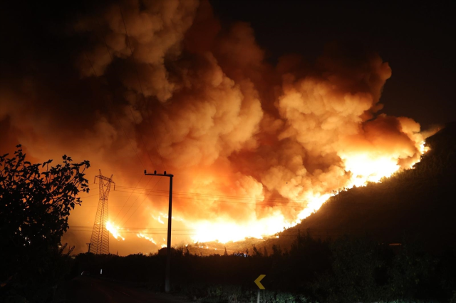 The flames are advancing rapidly in Bursa! Official vehicles narrowly escaped burning