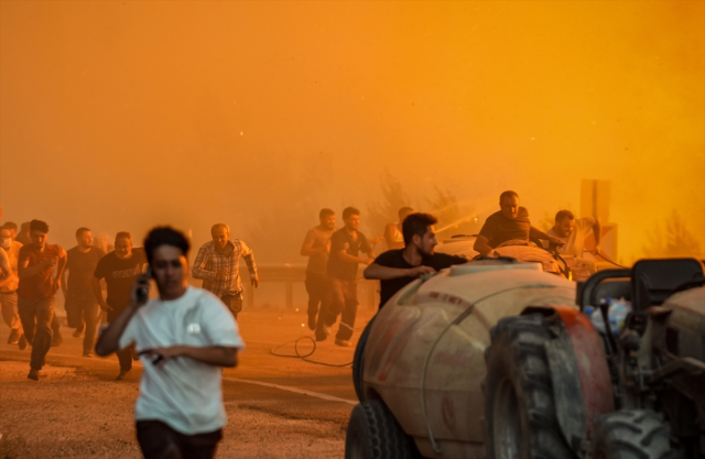 The flames are advancing rapidly in Bursa! Official vehicles narrowly escaped burning