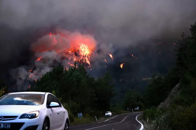 Flames are spreading rapidly in Bursa! Official vehicles narrowly escaped burning