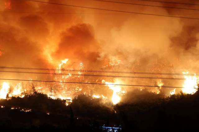 The flames are advancing rapidly in Bursa! Official vehicles narrowly escaped burning