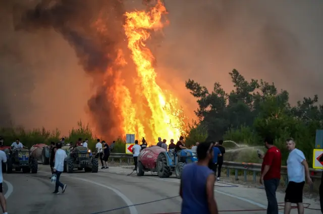 Flames are spreading rapidly in Bursa! Official vehicles narrowly escaped burning