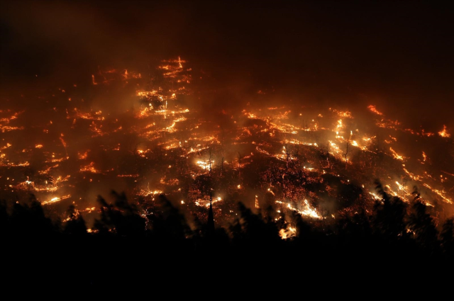 The flames are advancing rapidly in Bursa! Official vehicles narrowly escaped burning