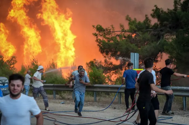 Flames are spreading rapidly in Bursa! Official vehicles narrowly escaped burning