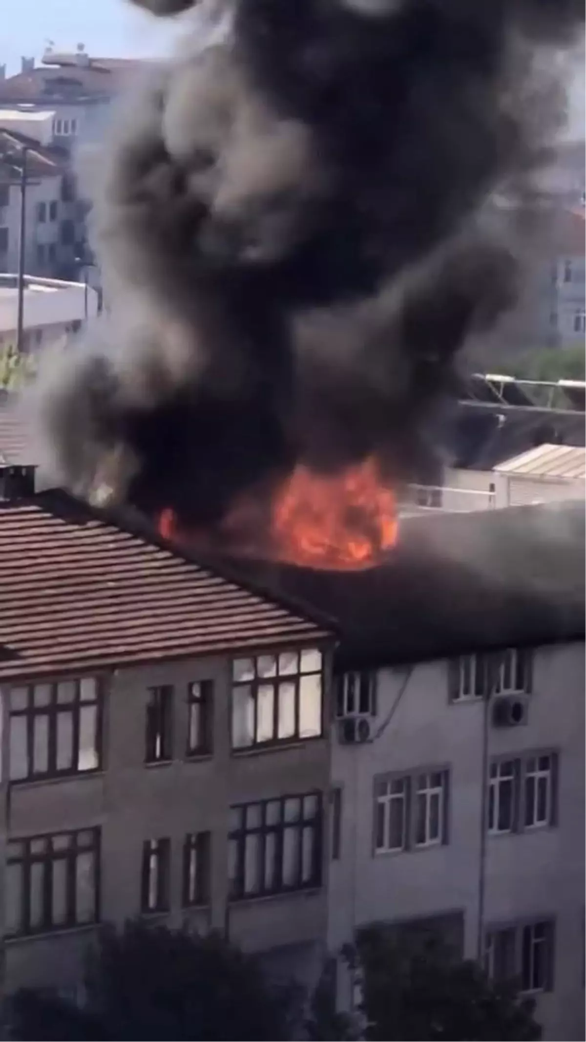 İzmit'te Apartman Yangını: İki Kişi Mahsur Kaldı